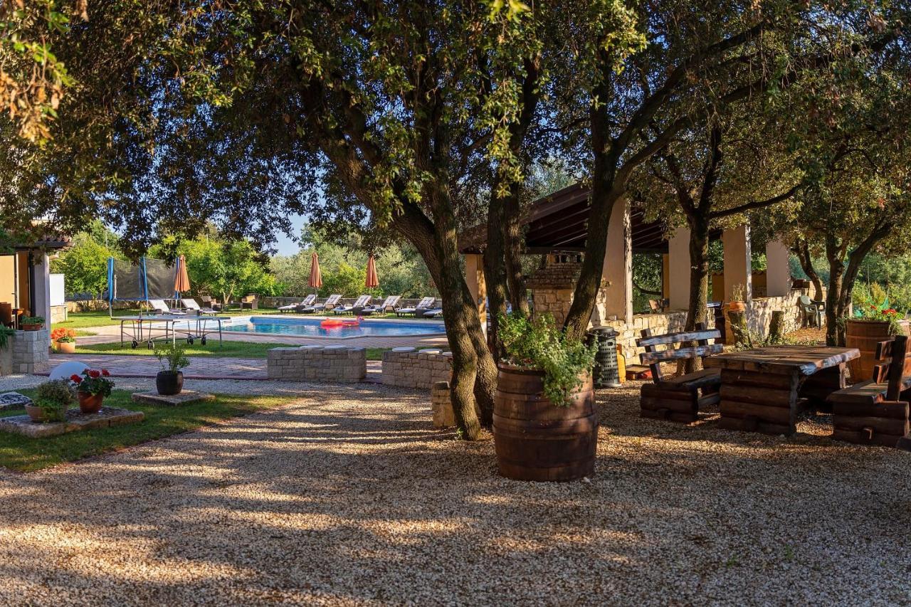 Guesthouse "Barboska" - Big Outdoor Swimming Pool & Private Tennis Court Vodnjan Eksteriør bilde