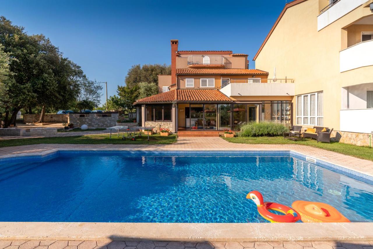 Guesthouse "Barboska" - Big Outdoor Swimming Pool & Private Tennis Court Vodnjan Eksteriør bilde