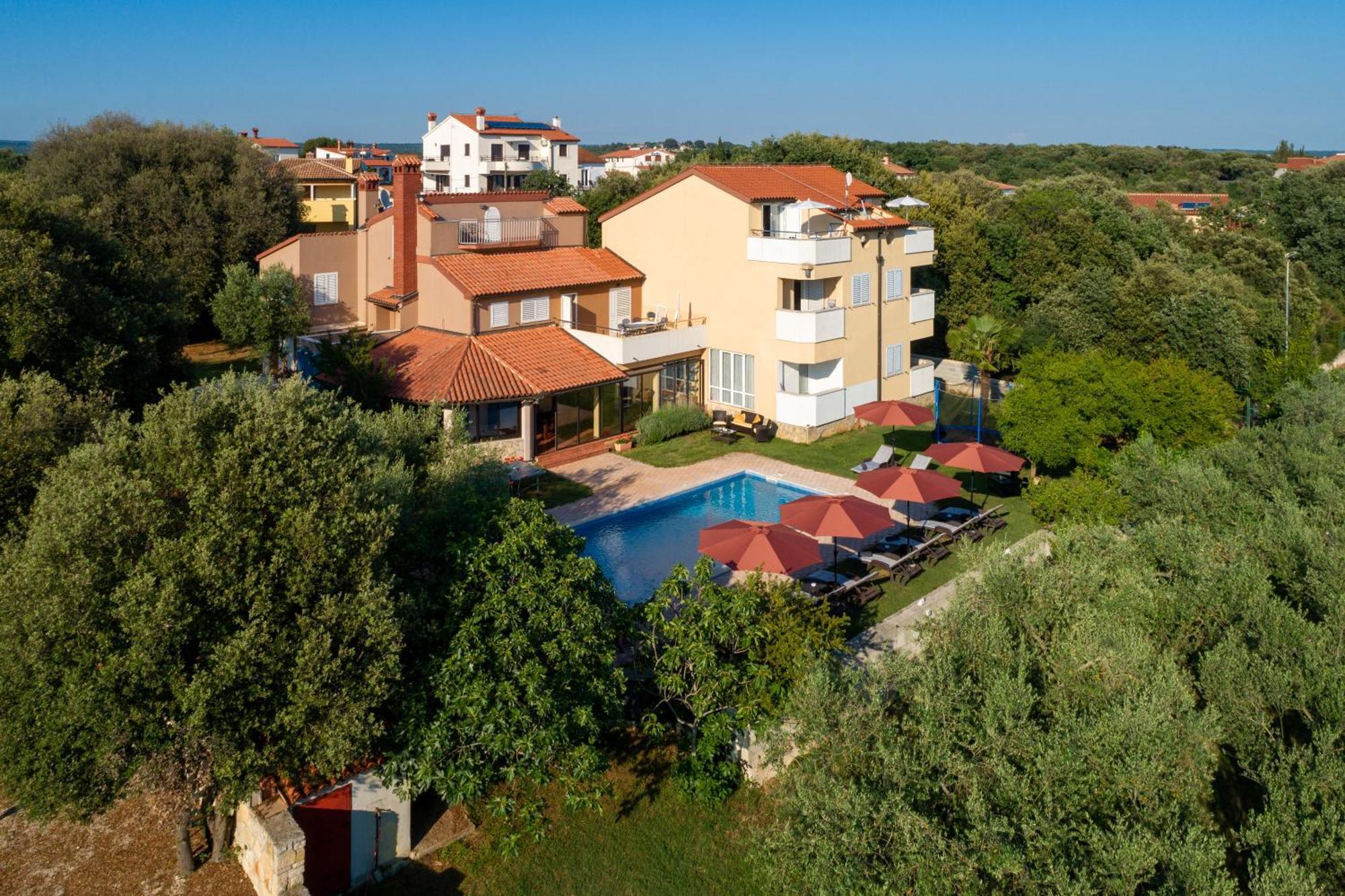 Guesthouse "Barboska" - Big Outdoor Swimming Pool & Private Tennis Court Vodnjan Eksteriør bilde