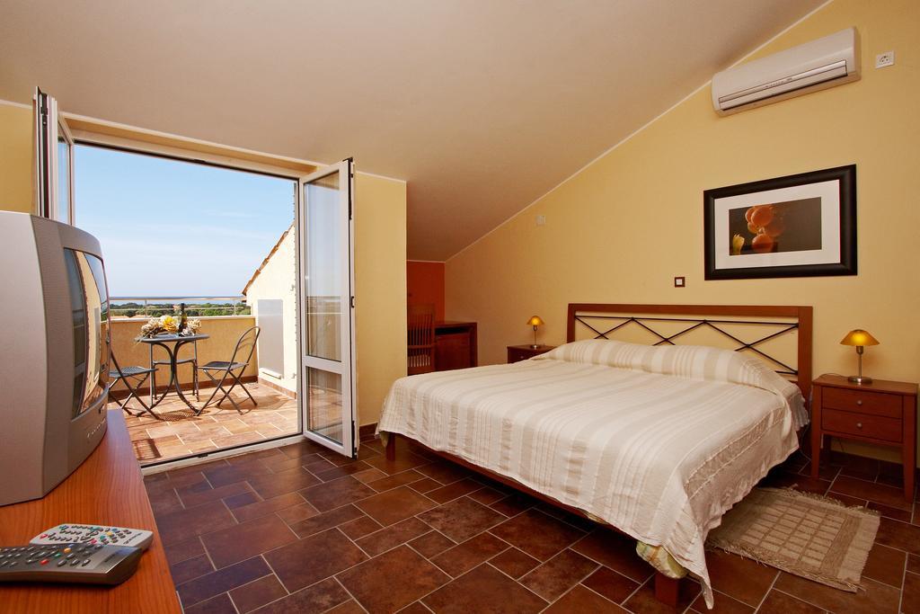 Guesthouse "Barboska" - Big Outdoor Swimming Pool & Private Tennis Court Vodnjan Rom bilde