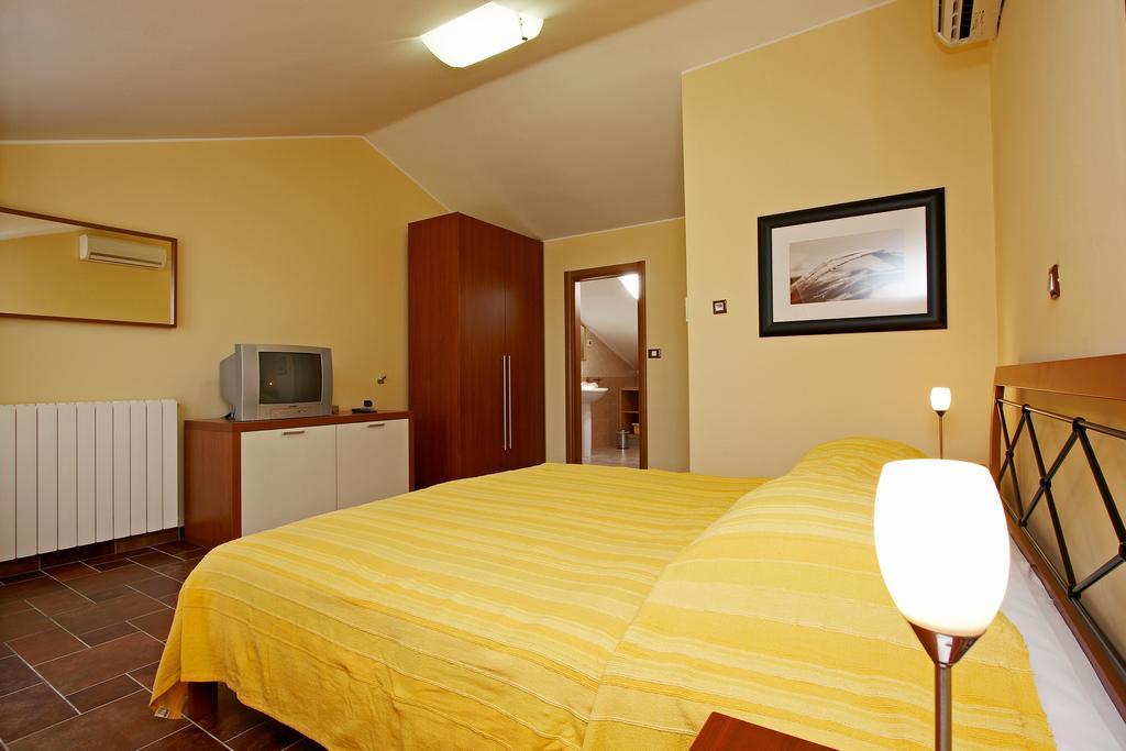 Guesthouse "Barboska" - Big Outdoor Swimming Pool & Private Tennis Court Vodnjan Rom bilde